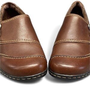 Clarks Women’s Ashland Alpine Leather Slip-On Shoes Brown Size 7.5 barely worn.